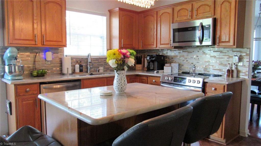 Greensboro, North Carolina 27406, United States, 4 Bedrooms Bedrooms, ,3 BathroomsBathrooms,Residential,Pending,180031