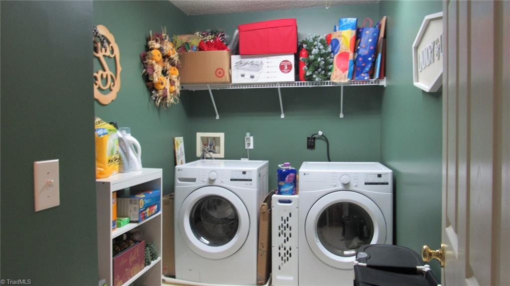 Greensboro, North Carolina 27406, United States, 4 Bedrooms Bedrooms, ,3 BathroomsBathrooms,Residential,Pending,180031