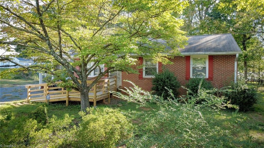 Photo of 941 Brownwood Drive, Winston-Salem, NC 27105 (MLS # 1237551)
