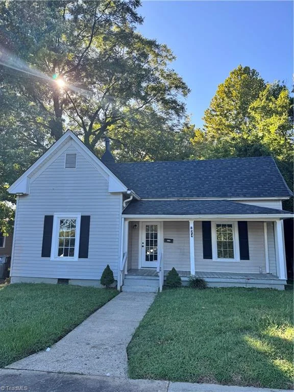 924 Dillard Street, photo 1 of 20
