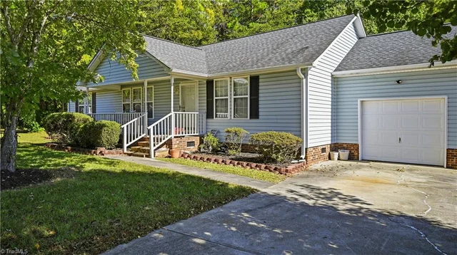5540 Thom Road, photo 4 of 32