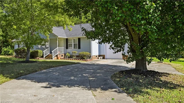 5540 Thom Road, photo 3 of 32