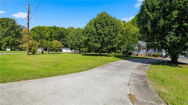 5540 Thom Road, photo 5 of 32
