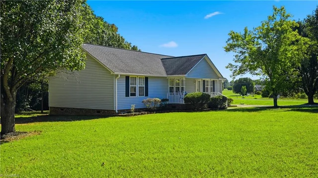 5540 Thom Road, photo 2 of 32