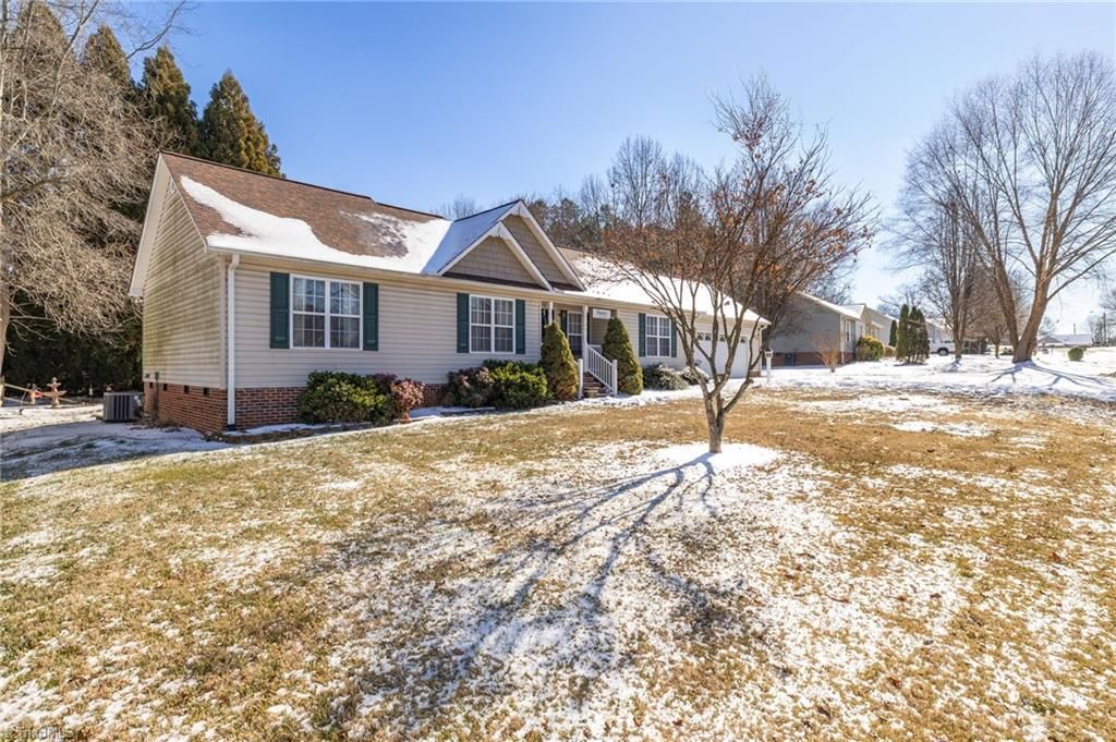 Photo of 12 Braxton Lane, Thomasville, NC 27360 (MLS # 1207871)