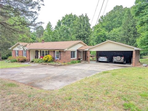 Homes For Sale - 4909 Colonial Circle<br/> Trinity, NC 27370