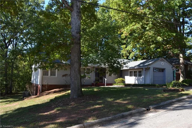 208 Hillcrest Drive, photo 3 of 34