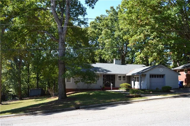 208 Hillcrest Drive, photo 4 of 34