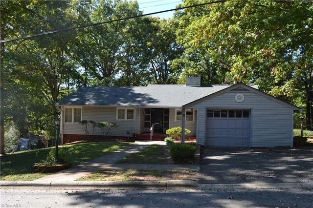 208 Hillcrest Drive, photo 5 of 34