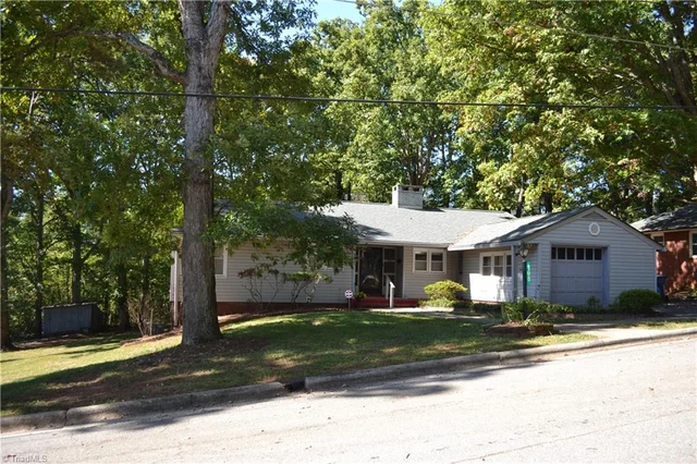 208 Hillcrest Drive, photo 2 of 34
