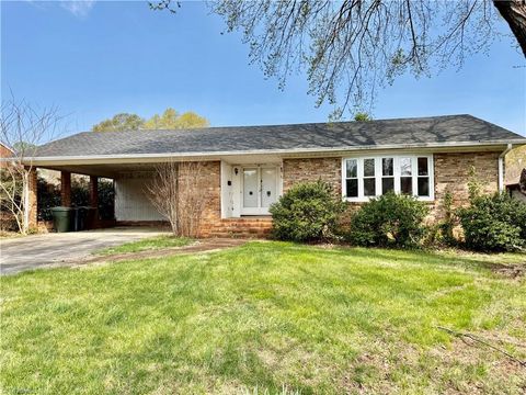 Homes For Sale - 2914 Cornwallis Drive<br/> Greensboro, NC 27408