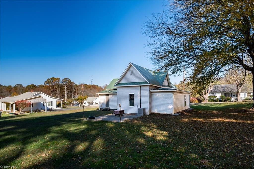 Photo of 109 Reeves Lane, Elkin, NC 28621 (MLS # 1207446)