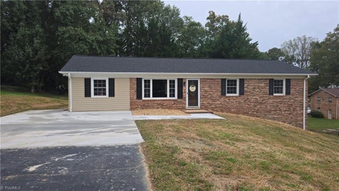 Homes For Sale - 261 Dudley Avenue<br/> Mount Airy, NC 27030