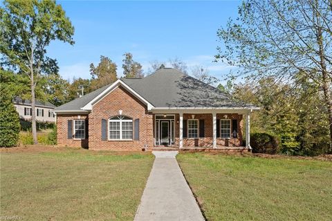 Photo of 6 Canterbury Place, Lexington, NC 27292 (MLS # 1198956)