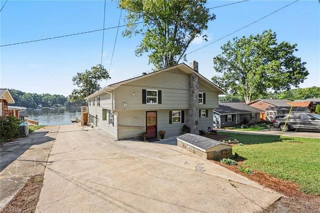 414 Lakeshore Drive, photo 4 of 46