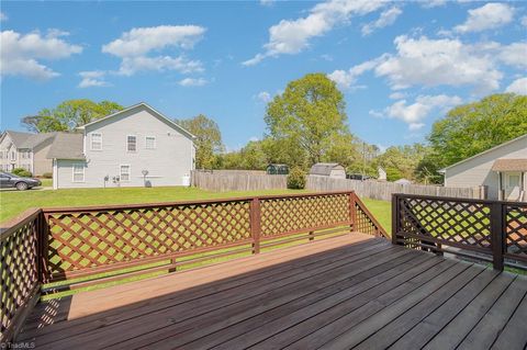 Single Family Residence in Winston Salem NC 2005 Pembrooke Forest Drive 23.jpg