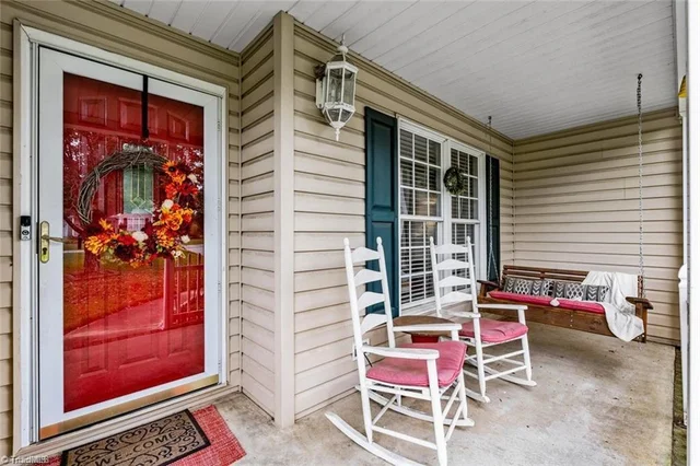 204 Aldridge Lane, photo 2 of 17