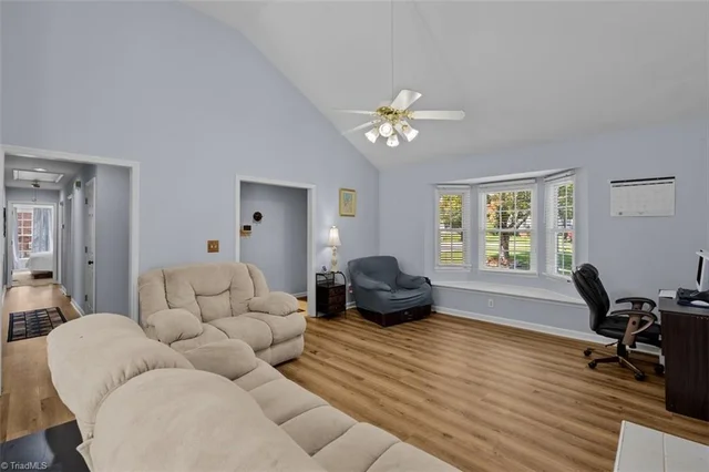 204 Aldridge Lane, photo 3 of 17