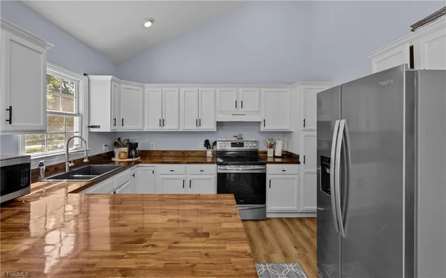 204 Aldridge Lane, photo 5 of 17
