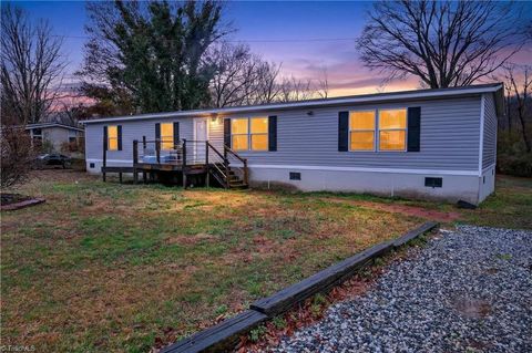Mobile Home For Sale - 4243 Dawnwood Drive<br/> Randolph County, Trinity, NC 27370