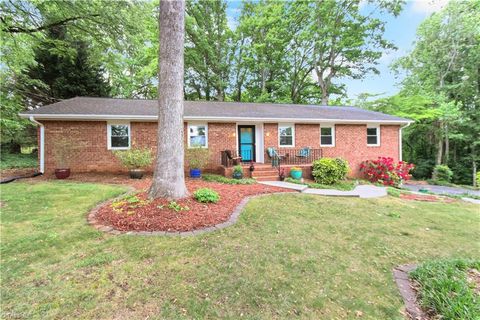 Homes For Sale - 6834 Rollingwood Drive<br/> Clemmons, NC 27012