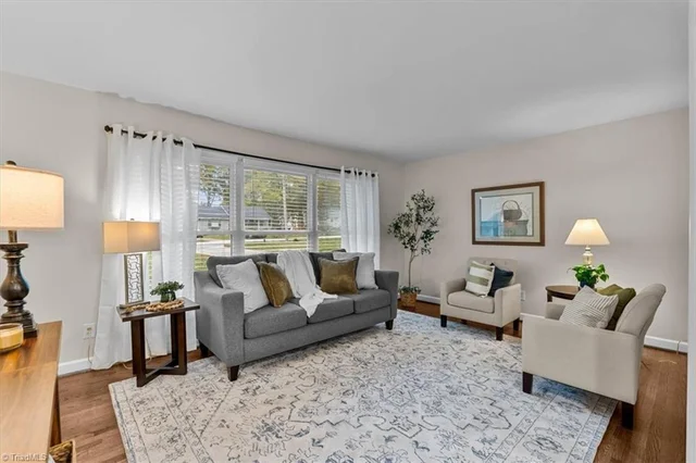 2104 Kello Drive, photo 4 of 31