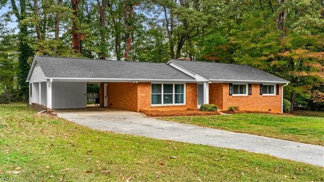 2104 Kello Drive, photo 2 of 31