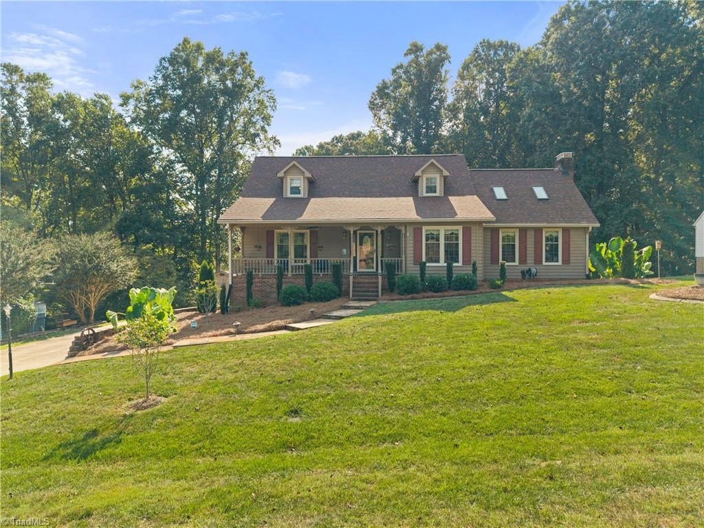 Photo of 8029 Riverview Drive, Clemmons, NC 27012 (MLS # 1236658)