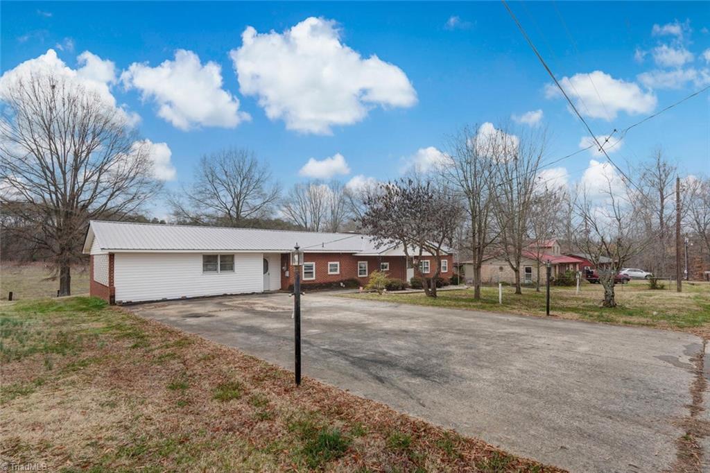 Photo 3 of 26 of 456 Merriman Street mobile home