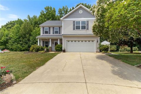 Homes For Sale - 825 Blue Lake Drive<br/> Mebane, NC 27302