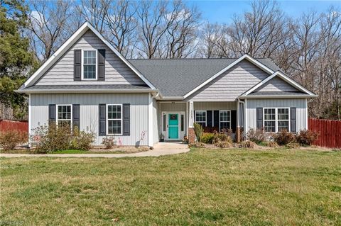 Homes For Sale - 323 Wendover Drive<br/> Salisbury, NC 28147