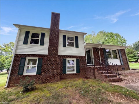 Homes For Sale - 1040 Shenandoah Court<br/> Winston-Salem, NC 27103