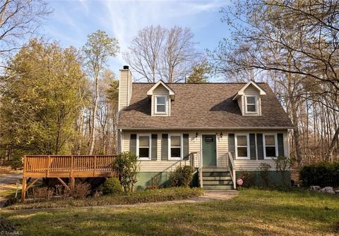 Homes For Sale - 2501 White Fence Way<br/> High Point, NC 27265