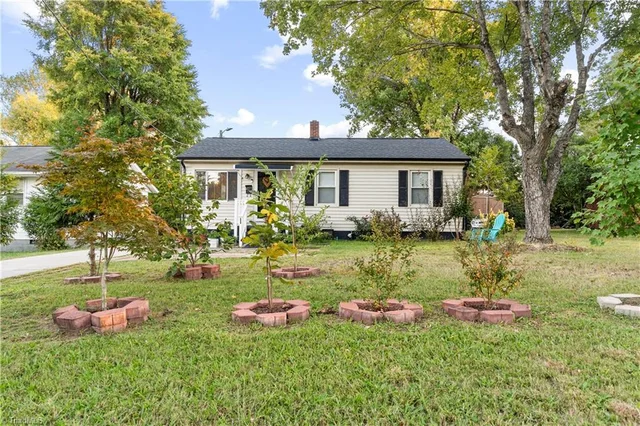 2112 Vale Place, photo 2 of 15