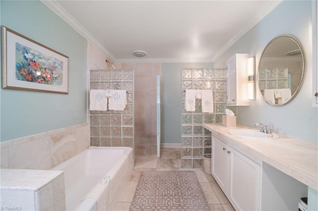 Winston-Salem, North Carolina 27104, United States, 4 Bedrooms Bedrooms, ,5 BathroomsBathrooms,Residential,Pending,100902