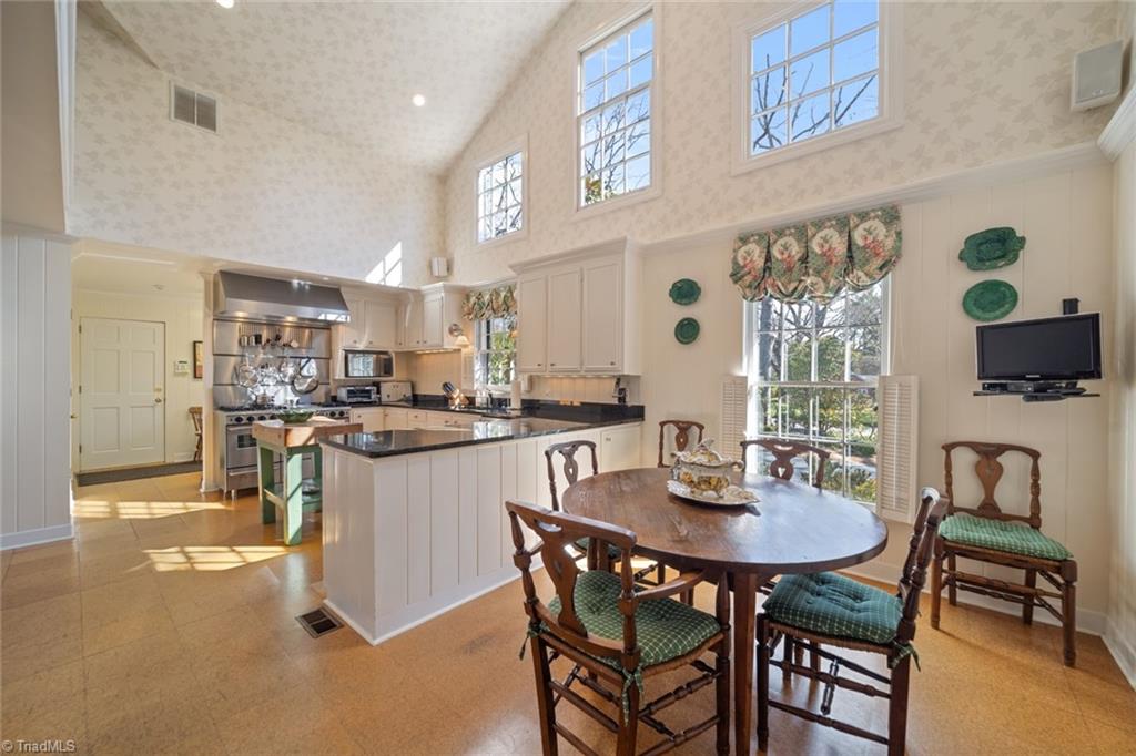 Winston-Salem, North Carolina 27104, United States, 4 Bedrooms Bedrooms, ,5 BathroomsBathrooms,Residential,Pending,100902