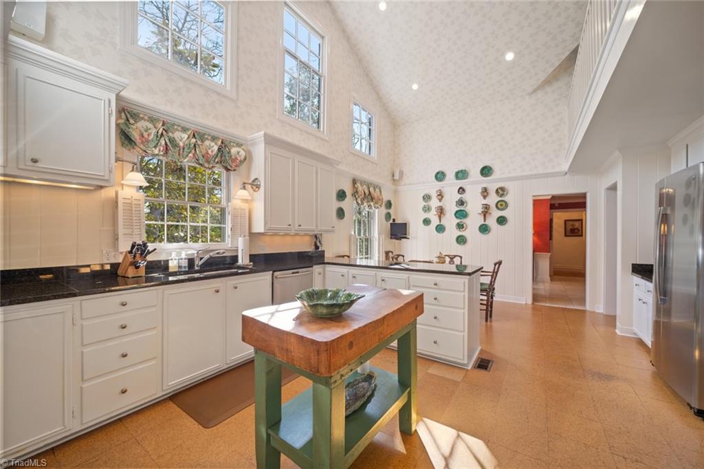 Winston-Salem, North Carolina 27104, United States, 4 Bedrooms Bedrooms, ,5 BathroomsBathrooms,Residential,Pending,100902