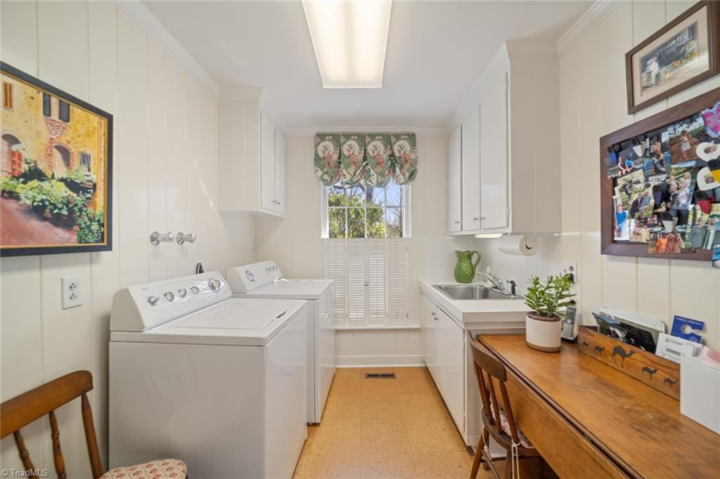 Winston-Salem, North Carolina 27104, United States, 4 Bedrooms Bedrooms, ,5 BathroomsBathrooms,Residential,Pending,100902