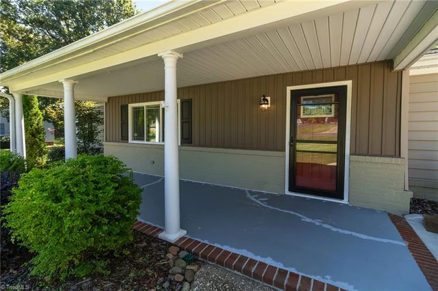 592 Morton Avenue, photo 5 of 41