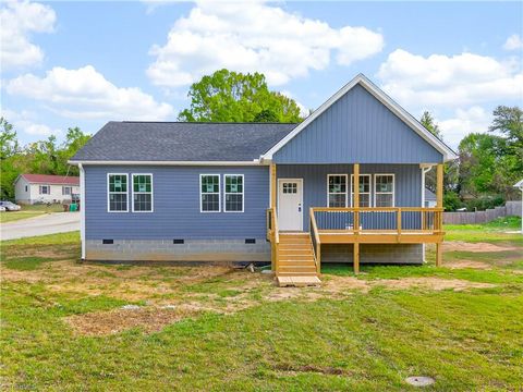 Homes For Sale - 1701 Gavin Drive<br/> High Point, NC 27260