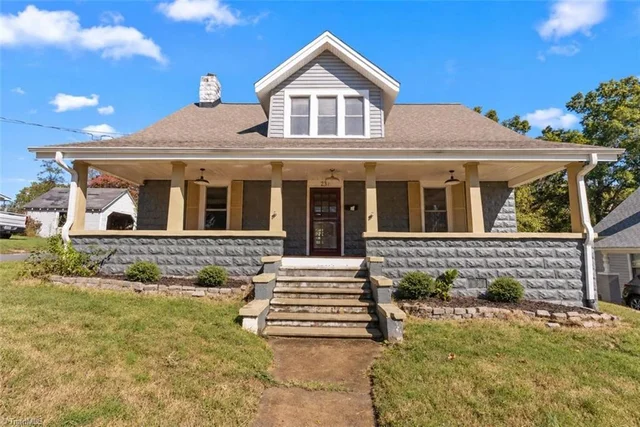 237 E Poplar Street, photo 2 of 26