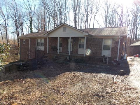 Homes For Sale - 1004 Hillcroft Road<br/> Browns Summit, NC 27214