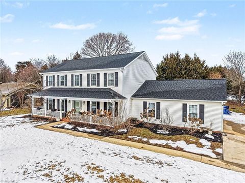 Photo of 1423 Spring Hill Circle, Kernersville, NC (MLS # 1208495)