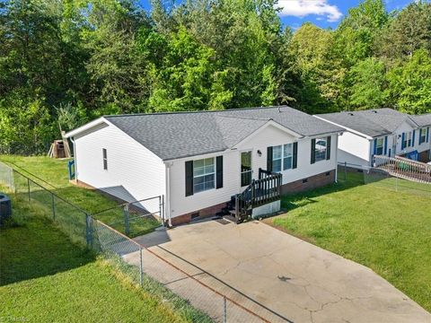 Manufactured Home in High Point NC 1604 Mossbrook Circle 1.jpg