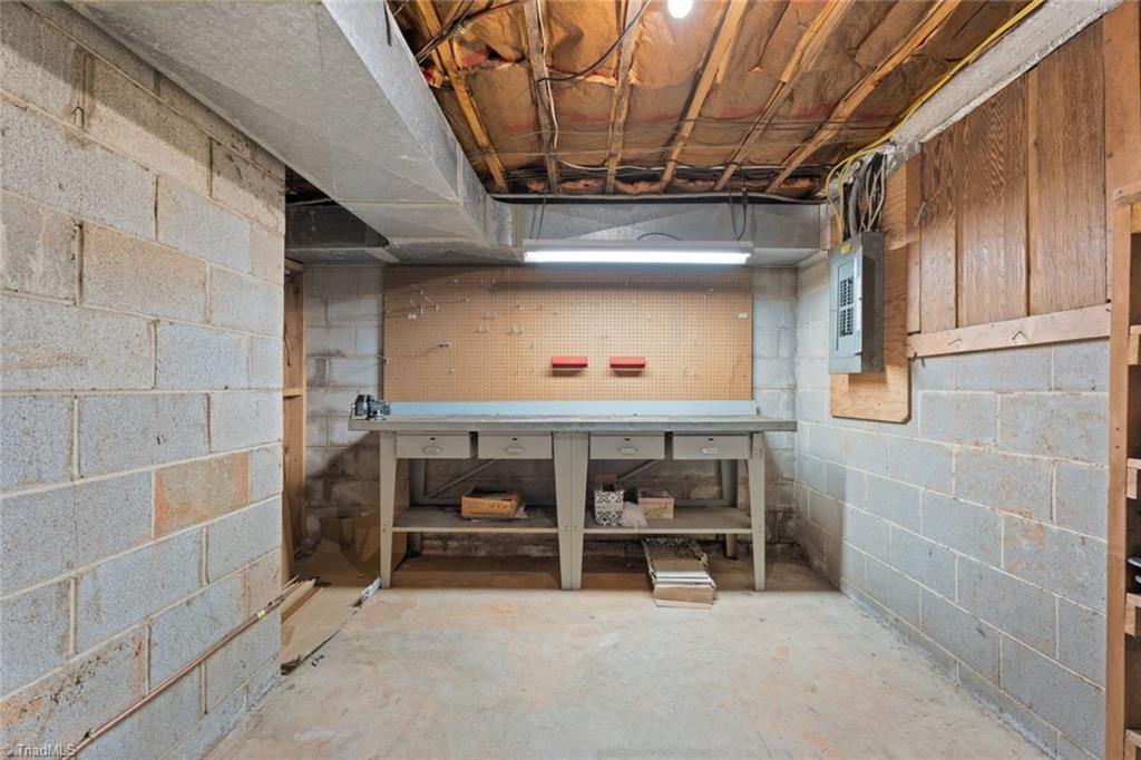 Winston-Salem, North Carolina 27104, United States, 4 Bedrooms Bedrooms, ,4 BathroomsBathrooms,Residential,Pending,158720