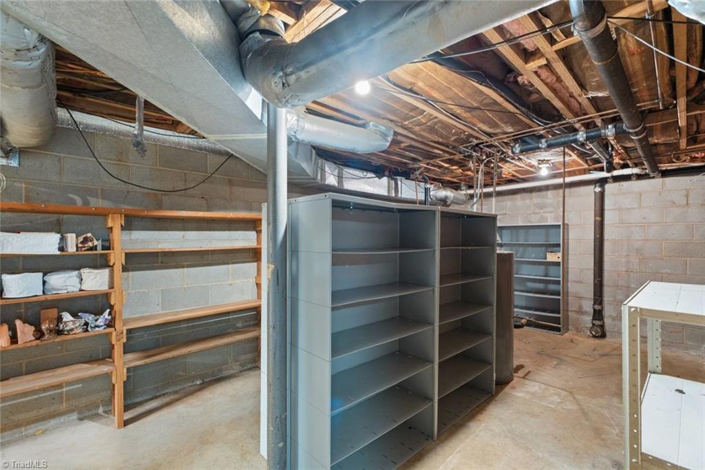 Winston-Salem, North Carolina 27104, United States, 4 Bedrooms Bedrooms, ,4 BathroomsBathrooms,Residential,Pending,158720