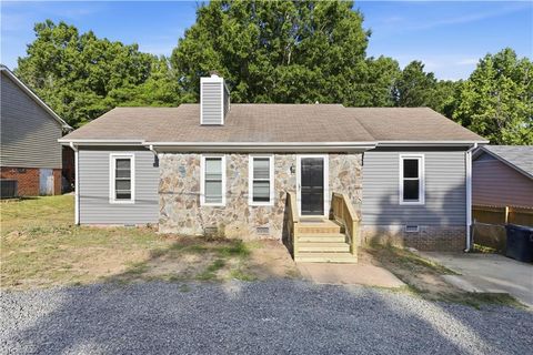 Homes For Sale - 1916 Willow Road<br/> Greensboro, NC 27406