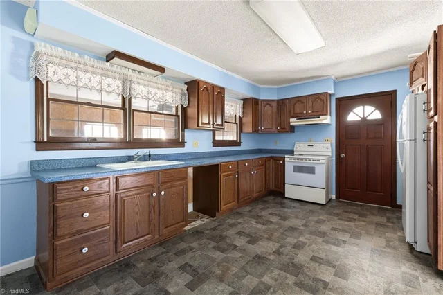 1437 Sandy Cross Road, photo 4 of 34