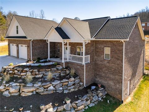 Homes For Sale - 715 Chatsworth Circle<br/> Lenoir, NC 28645