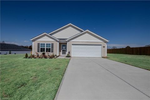 Homes For Sale - 202 Alamos Avenue<br/> Lexington, NC 27295